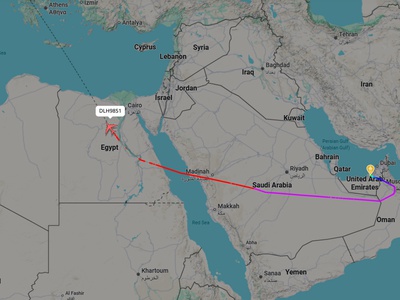 Ves svet gleda prazno letalo, ki je zapustilo Abu Dabi. Letelo bo tudi čez Slovenijo.