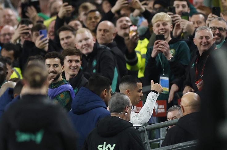 Izključeni Cristiano Ronaldo je sarkastično zapuščal zelenico na stadionu Aviva z dvignjenim palcem, irski navijači pa niso skrivali dobre volje. | Foto: Reuters