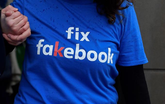 Majica z napisom Fix Fakebook, s katero so protestniki novembra lani direktorja družbenega omrežja Marka Zuckerberga pozivali, naj vendarle že enkrat poskrbi za problematiko lažnih novic.  | Foto: Reuters