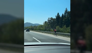 Ukrajinec s specialko dirkal po odstavnem pasu gorenjske avtoceste. Doletela ga je kazen v višini 150 evrov. #video