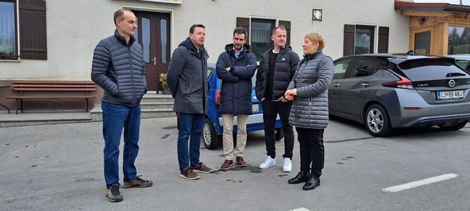 Na fotografiji z leve proti desni: predsednik OI KGZS Logatec Peter Istenič, poslanec SDS Zoran Mojškerc, podžupan Občine Logatec Klemen Trpin, predsednik Krajevne skupnosti Rovte Jure Berzelak in poslanka NSi Iva Dimic.  | Foto: K. M.