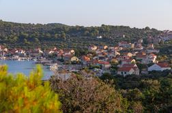 Upor na hrvaškem otoku: trajektu s turisti niso dovolili pristati