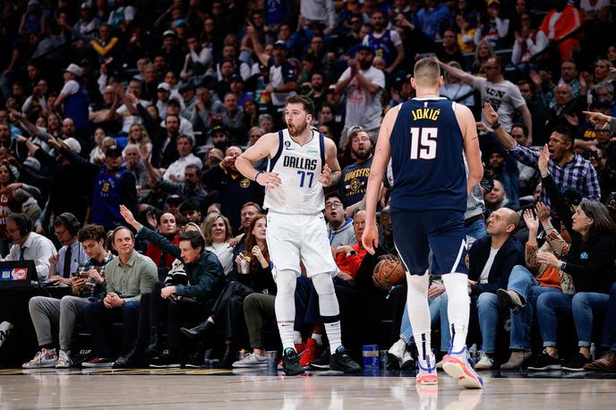 Dallas Denver | Najboljši strelec lige NBA Luka Dončić je pomagal Dallasu do zmage na gostovanju v Denverju. | Foto Reuters