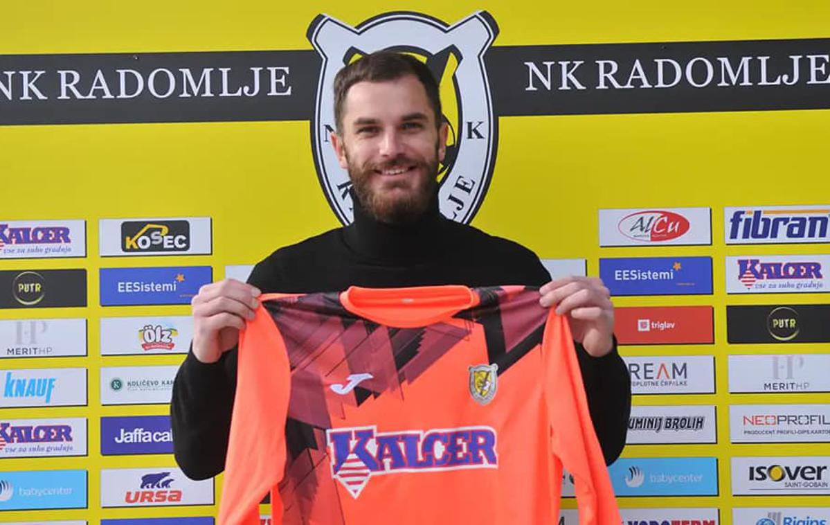 Emil Velić | Emil Velić se je kot prost igralec pridružil Radomljanom. Nogometno pot je začel leta 2015 v Domžalah, prvo profesionalno pogodbo pa sklenil, ko je dosegel dogovor z belgijskim klubom Sint-Truiden. | Foto NK Radomlje