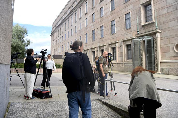Pred parlamentom v Helsinkih so danes finsko zastavo spustili na pol droga. | Foto: Guliverimage