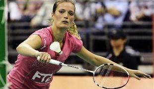 Na badminton igrišče nujno v krilu
