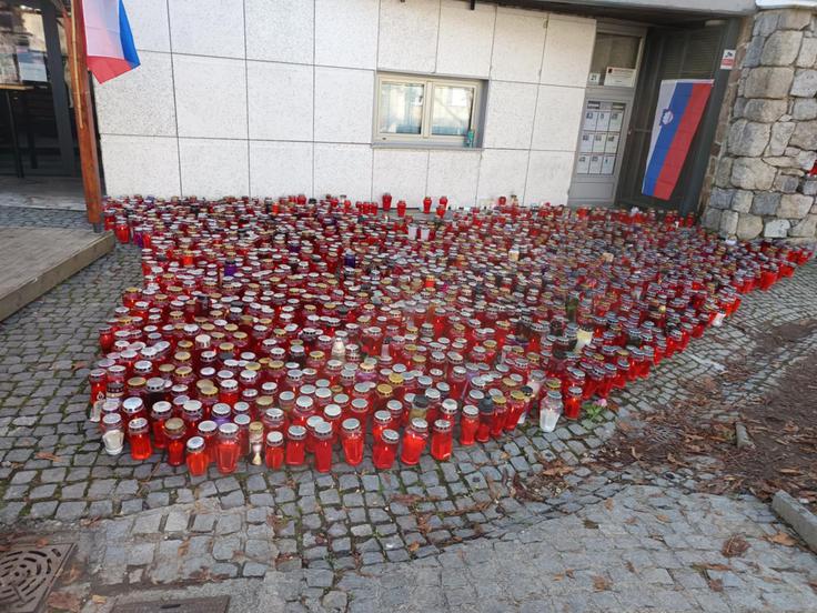 Žalovanje v Novem mestu Ljudje pred lokal, kjer se je v soboto pripetil nasilni dogodek, še vedno prinašajo sveče. | Foto: STA