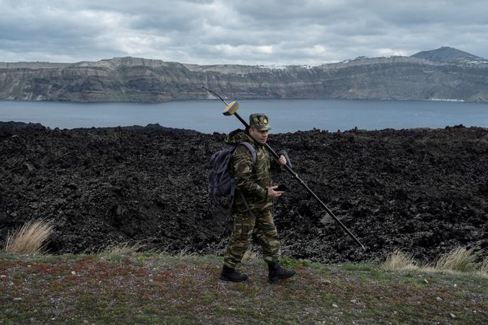 Santorini | Območje severovzhodno od otoka Santorini je v zadnjih tednih stresel niz potresov, zato so številni prebivalci otok zapustili. | Foto Reuters