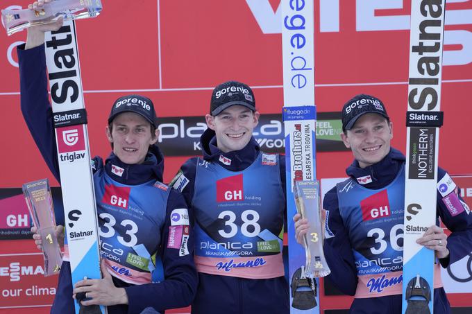 Slovenska trojica Peter Prevc, Žiga Jelar in Anže Lanišek je na lanski petkovi tekmi v Planici zasedla celoten zmagovalni oder. Danes bo od teh letel le Lanišek, ki se bori tudi za tretje mesto v skupnem seštevku zime. | Foto: AP / Guliverimage