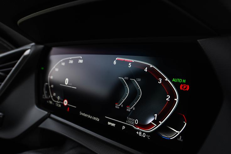 Digitalni merilniki so pregledni in preprosti, vsekakor pa bistveno manj prilagodljivi kot tisti v Mercedesovem razredu A. | Foto: Gašper Pirman