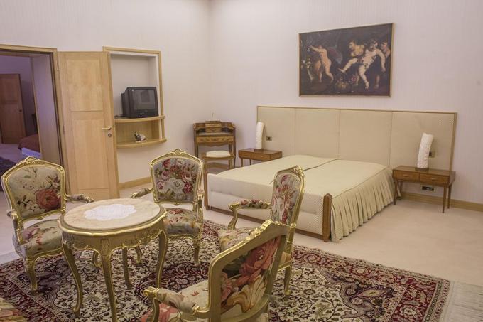 Niz zasebnih sob, kjer sta spala Tito in Jovanka, povezuje srebrni in zlati salon.  | Foto: Matej Leskovšek