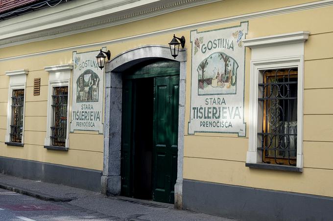 Stari Tišler, gostišče in prenočišče, na Kolodvorski ulici 8 pod istim imenom obstaja še danes. V stari ljubljanski gostilni iz leta 1905, ki je bila nekoč pomembno furmansko družabno postajališče, zdaj ponujajo lokalne jedi.  | Foto: Ana Kovač