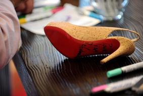 Rdeča Louboutinova peta? Ne, pobarvano s čopičem!