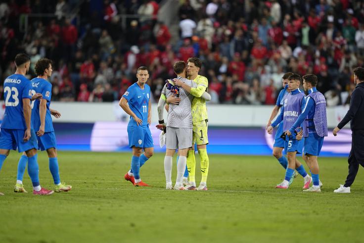 Pozdrav vrhunskih vratarjev po srečanju. Tako sta se pozdravila Jan Oblak in Gregor Kobel. | Foto: Guliverimage