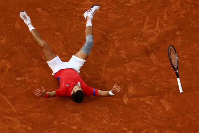 Pariz 2024 tenis Novak Đoković | Ob zmagi v polfinalu je od olajšanja kar padel po tleh. | Foto Reuters