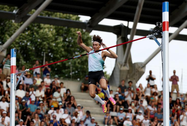 Armand Duplantis je zmagal z rekordom mitinga 6,13 m in je edini presegel šest metrov.  | Foto: Reuters