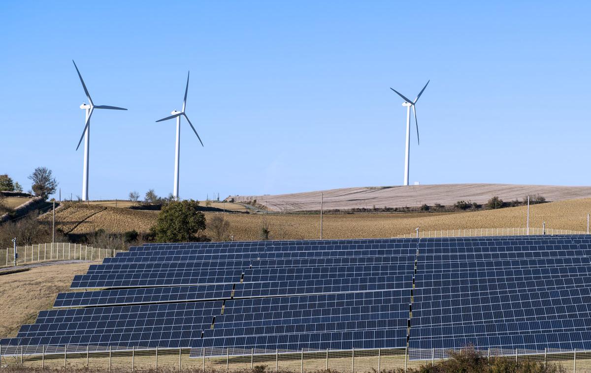 Obnovljivi viri energije, sončna elektrarna, vetrna elektrarna, vetrnice, sončne celice | Foto Reuters