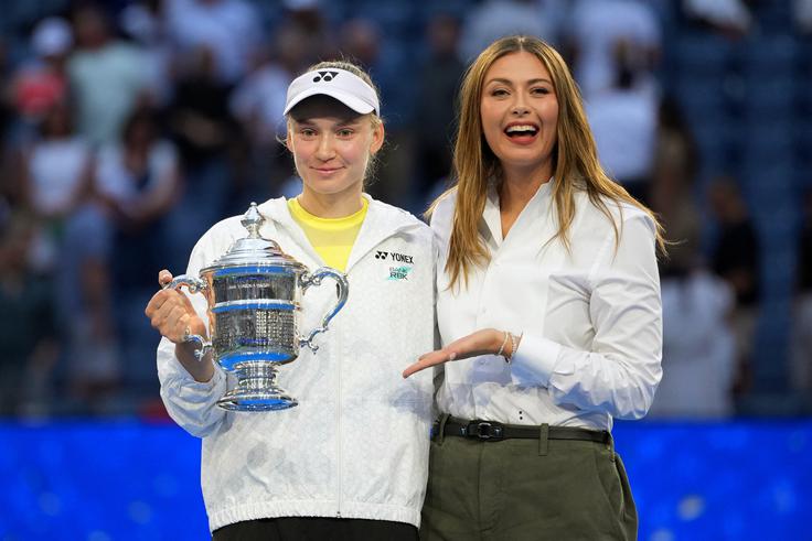 Pokal za zmago ji je podelila Maria Šarapova. | Foto: Reuters