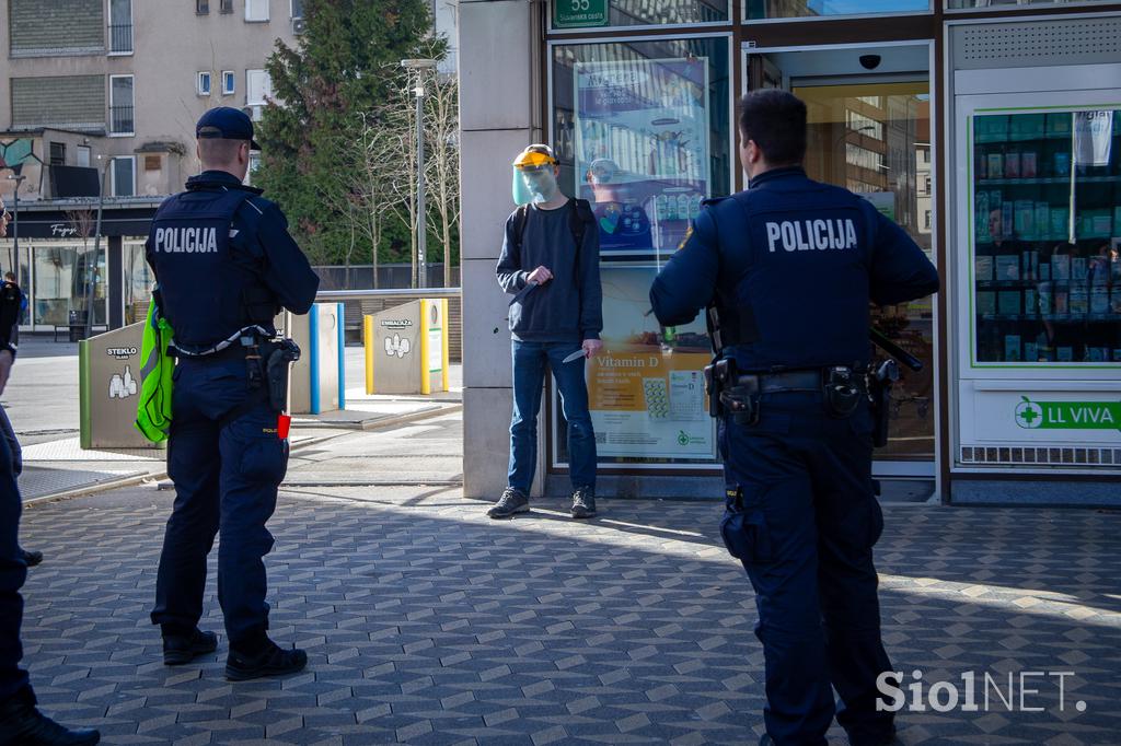 Moški z nožem grozi na Bavarskem dvoru