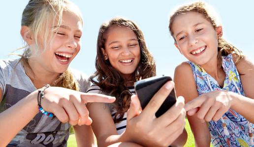 "Ampak vsi v razredu ga že imajo!" Kdaj je otrok zares pripravljen na svoj prvi telefon?