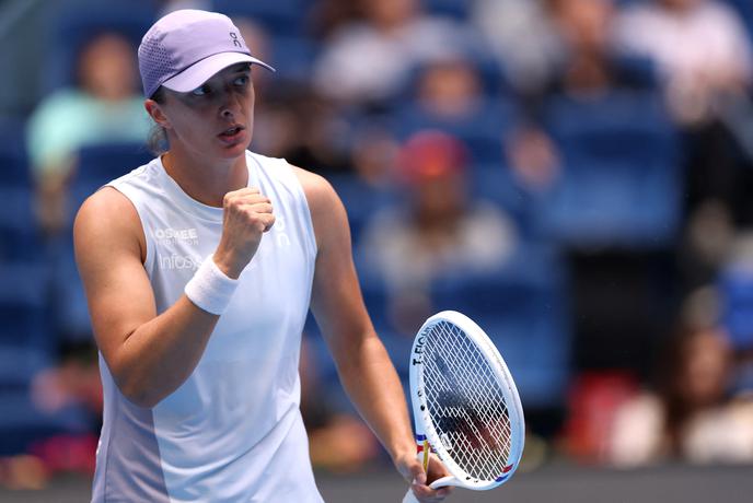 Iga Swiatek ekspresno v tretji krog, več dela za Jannika Sinnerja