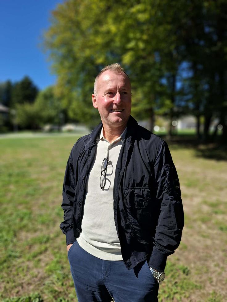 Ko stopi na igrišče, pozabi na marsikatero stvar. Pozabi na postranske zadeve, težave. "Tudi danes, ko sem trener, čutim enako. Preprosto uživam," je izžareval pozitivno energijo tudi ob druženju v sončnih Domžalah. | Foto: R. P.