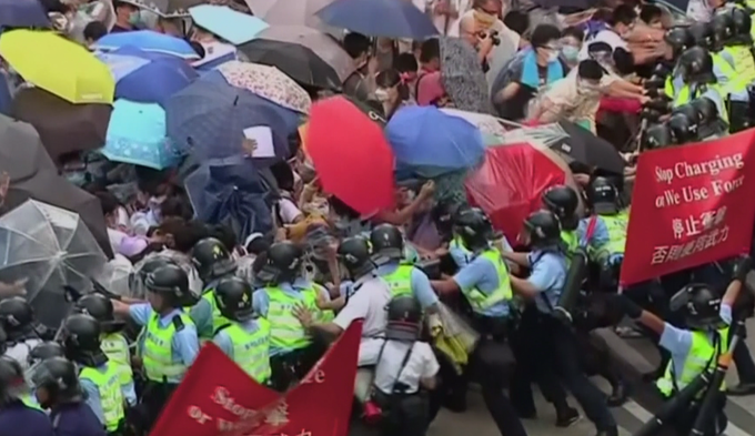 "Dežnikarska" revolucija, protestno gibanje za demokracijo iz leta 2014, ki ga je kitajska vlada zatrla in obsodila.  | Foto: Planet TV