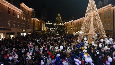 Lučke so v Kranju prižgali na Prešernov rojstni dan #foto