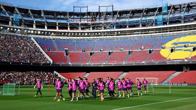 Barcelona se vrača na Camp Nou, navijači že na treningu #video