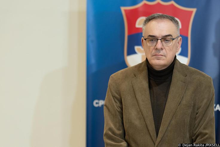 Policija Republike Srbske je zaradi suma korupcije pridržala župana Teslića in vodjo Srbske demokratske stranke (SDS) Milana Miličevića. V njegovi stranki pravijo, da gre za politično motivirano aretacijo, hišne preiskave policije pa da so zastraševanje. | Foto: Pixsell/Dejan Rakita