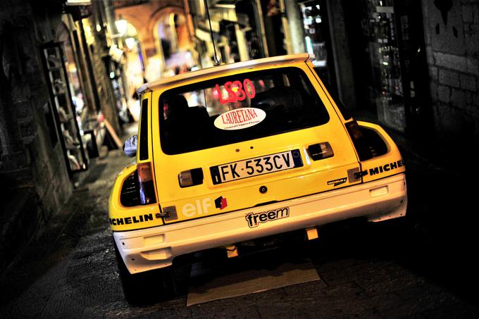 Široka renault 5 turbo, kakršno dobro poznajo tudi slovenski ljubitelji relija. | Foto: Gregor Pavšič