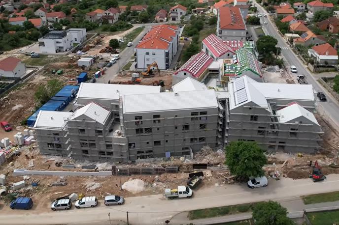 dom starejših v Drnišu | Policija naj bi dobila namig, da se osumljeni morilec skriva na območju gradbišča novega doma za starejše občane v Drnišu. | Foto občina Drniš