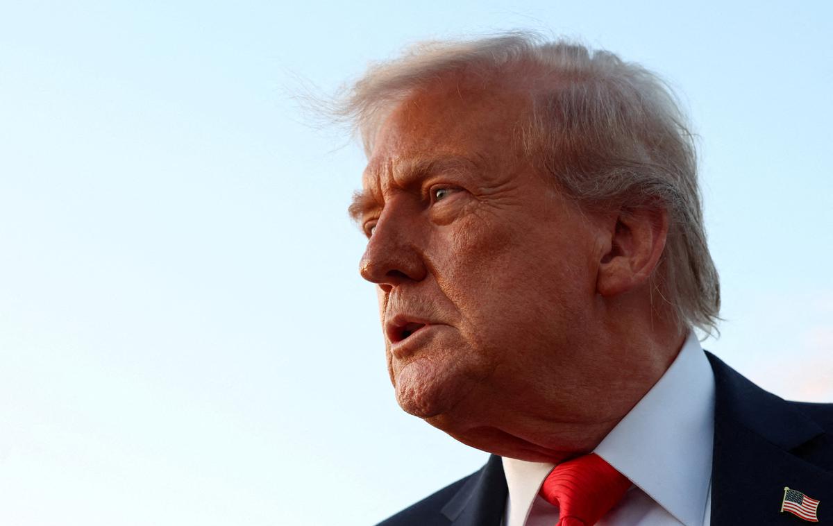 Donald Trump | Trumpovo govorjenje, kako skuša z visokimi carinami v ZDA vrniti industrijska delovna mesta, je zgolj slepilo za ameriške volivce, je prepričan švicarski ekonomist Rolf Weder.   | Foto Reuters