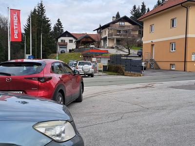 Slovenija postala "raj za gorivo": Avstrijci ga točijo pri nas