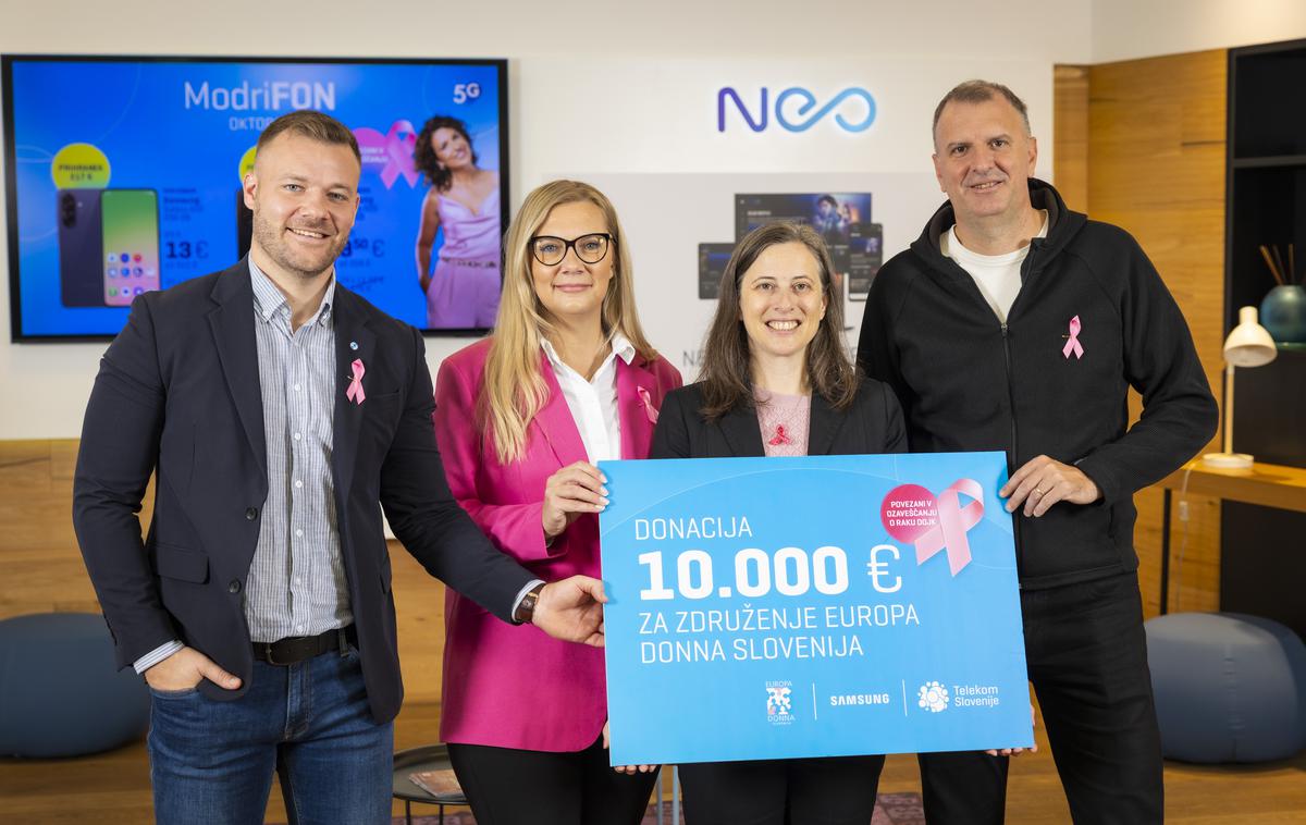 Europa Donna 2025, donacija, Telekom Slovenije, Samsung | Podelitev donacije Samsunga in Telekoma Slovenije Združenju Europa Donna Slovenija. Od leve proti desni: vodja prodajnih mest zahod Telekoma Slovenije Blaž Zidar, vodja prodajnih mest vzhod Telekoma Slovenije Lara Pintarič, izvršna direktorica Združenja Europa Donna Slovenija Tanja Španić in vodja programa mobilne telefonije za Slovenijo Bernard Purkart. | Foto Bojan Puhek
