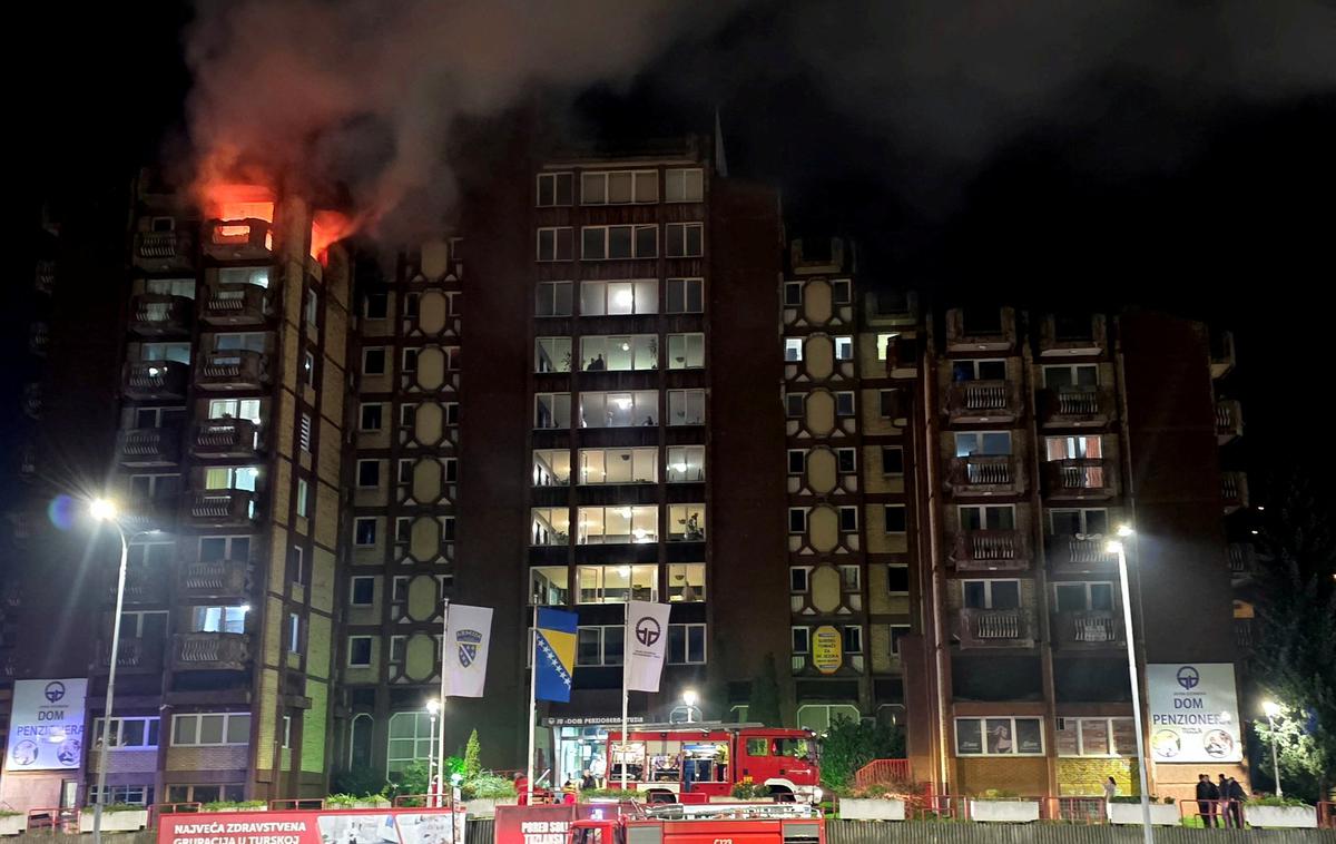 Tuzala, požar | Nekateri mediji v BiH so kasneje v sredo poročali, da je v požaru umrlo skupno 12 ljudi. Lokalne oblasti so danes sporočile, da je s požarom neposredno povezana smrt 11 ljudi, še en človek pa je umrl tik pred njegovim izbruhom. | Foto Reuters