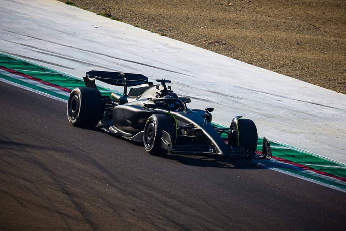 Skrivnostni črni ferrari na stezi v Imoli