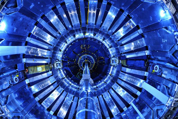 CERN, veliki hadronski trkalnik | Če bo projekt odobren in financiran, v Cernu pričakujejo, da bo prvi sklop gradnje supertrkalnika zaključen v 40. letih 21. stoletja, torej po letu 2040. Nato bi sledila prva faza poskusov, pri kateri bi med seboj zaletavali elektrone in pozitrone, v drugi fazi, predvideni po letu 2070, pa bi začeli trke protonov.  | Foto Shutterstock