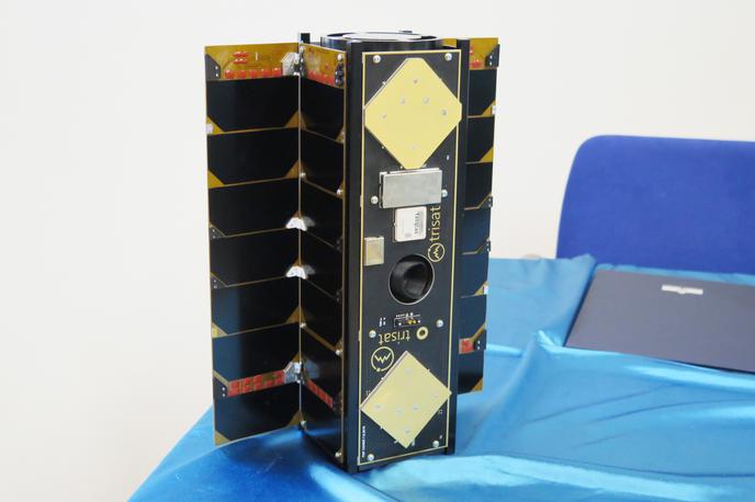 nanosatelit Trisat | Miniaturizirana tehnologija na krovu satelita Trisat je pomembna za različne programe ESA, ki se ukvarjajo z oddaljenim opazovanjem zemeljskega površja in telekomunikacijami. | Foto STA