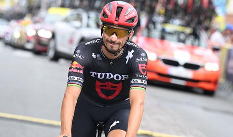 Julian Alaphilippe si je v slogu Primoža Rogliča naravnal izpahnjeno ramo #video