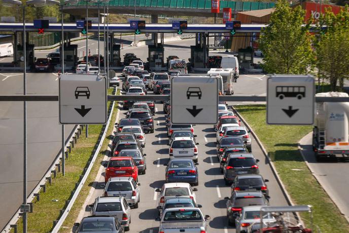 Praznični konec tedna: čakanje na meji in zastoji na avtocestah