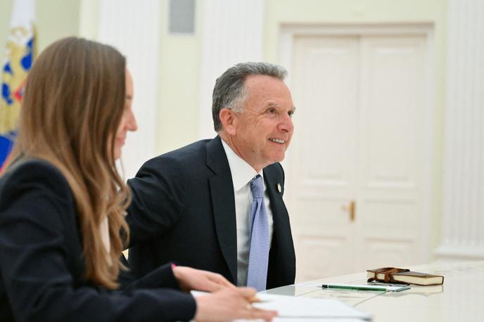Steve Witkoff | 25. april: posebni odposlanec ZDA Steve Witkoff in tolmačka, ki je bila identificirana kot Natalija Koškina (levo). | Foto Reuters