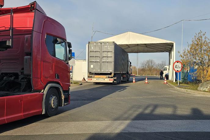 Kontrolna točka Pince | Policista sta med izvajanjem nalog na parkirišču ob javnih sanitarijah opazila, da je na tla nenadoma padla ženska. | Foto PU Murska Sobota