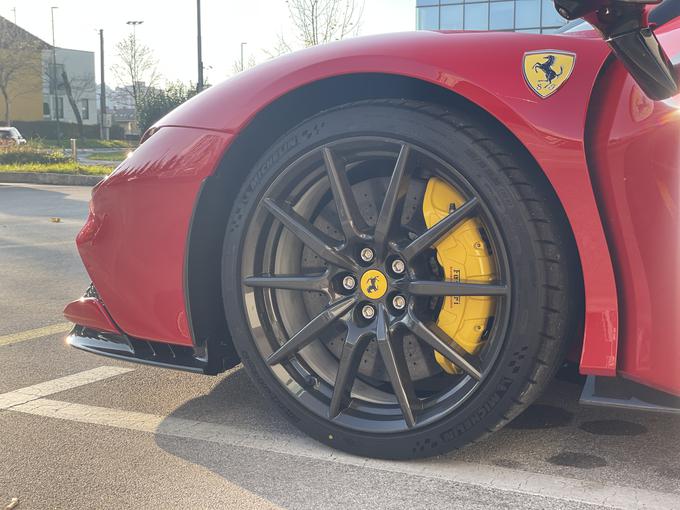 Ferrari sedi na 20-palčnih pnevmatikah - dimenzije spredaj  255/35 ZR 20, zadaj pa 315/30 ZR 20. | Foto: Gregor Pavšič