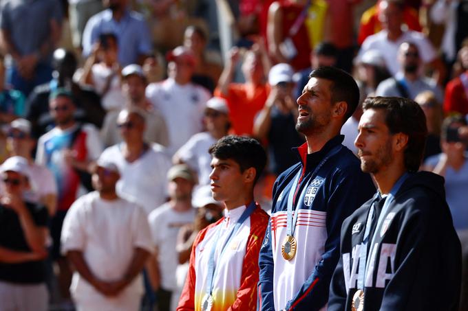 Na stopničkah so se na OI v Parizu znašli Srb Novak Đoković, Španec Carlos Alcaraz in Italijan Lorenzo Musetti. | Foto: Reuters