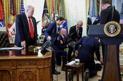 Incident v Beli hiši: Trumpov gost se je zgrudil na tla #video