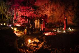 Žive jaslice v Postojnski jami