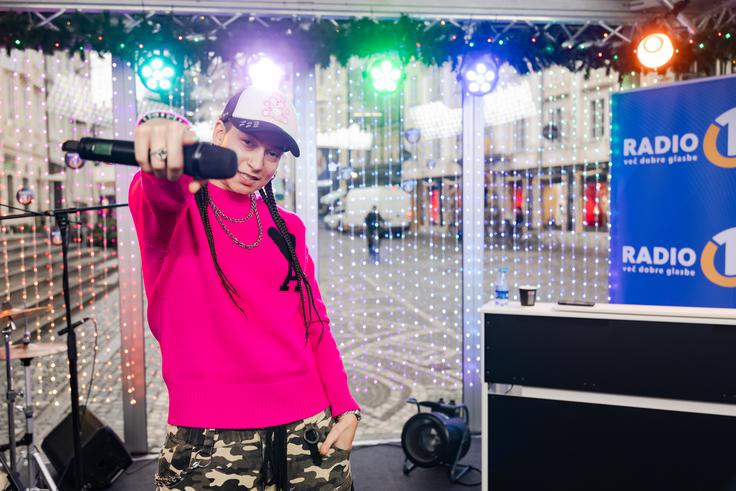 Masayah je bila ena od množice slovenskih glasbenikov, ki so v živo nastopili v začasnem studiu Radia 1 na Mestnem trgu. | Foto: Darja Štravs Tisu