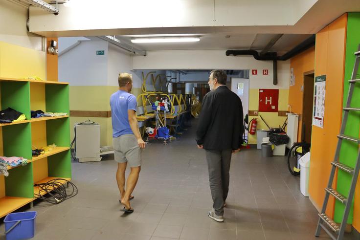 Močno poplavljena je bila v Mengšu tudi osnovna šola.  | Foto: STA
