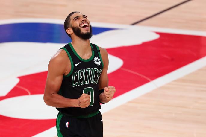 Jayson Tatum Boston | Goran Dragić in Miami Heat se bosta v finalu vzhodne konference pomerila z Bostonom. Na fotografiji: Jayson Tatum se veseli napredovanja v nov krog prvenstva. | Foto Reuters